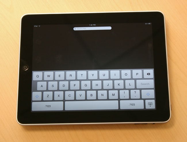 iPad ทุกรุ่นตั้งแต่ปี 2010 ถึง 2025: คู่มือตามลำดับเวลาที่สมบูรณ์ 2 iPad รุ่นแรกบนโต๊ะ